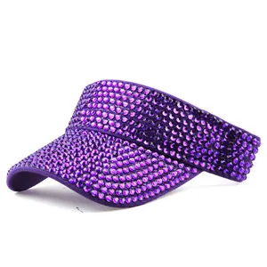 Detail van paarse zonneklep met strass-steentjes en een brede rand tegen de zon