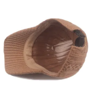 Detail der dunkelbraunen Strick-Baseballkappe mit Textur und verstellbarem Riemen