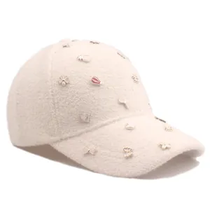 Damen Winter-Baseballkappe in Beige aus Fleece mit modischen Metall-Anhängern besetzt