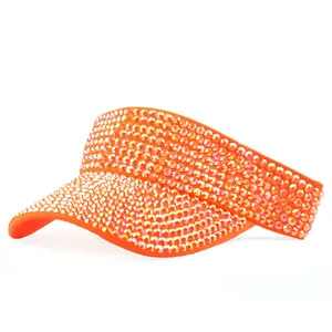 Detailopname van de oranje zonneklep met sprankelende strassteentjes en kristallen versiering