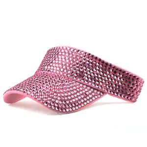 Detailopname van glinsterende roze strass steentjes op een zonneklep voor dames
