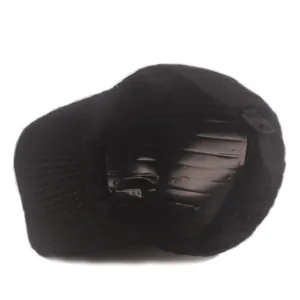 Detailansicht der schwarzen Strick-Basecap mit Struktur und verstellbarem Riemen