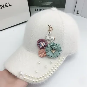 Casquette de baseball en peluche blanche avec fleurs 3D, perles et pendentif cerf