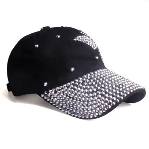 Berretto da baseball nero con ali di farfalla in strass e tesa con borchie per donna
