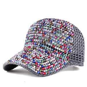 Dettaglio di strass colorati scintillanti su cappello in rete grigia traspirante