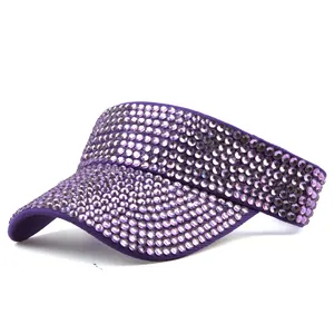 Detail van de paarse zonneklep met fonkelende strassteentjes en nette stiksels