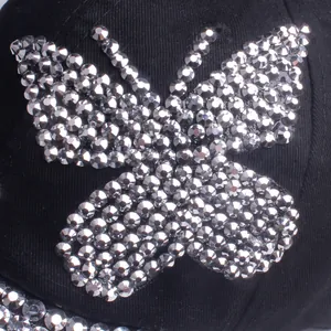 Berretto da baseball nero da donna con motivo a farfalla in strass argentati brillanti