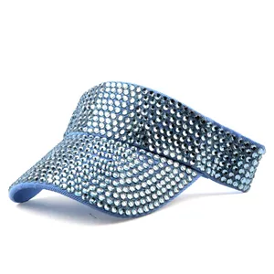 Detail van fonkelende strass-steentjes op een blauwe zonneklep met een sportief chic design