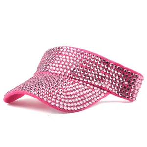 Gedetailleerde weergave van de fonkelende strassteentjes op de fuchsia roze zonneklep