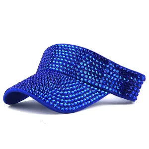 Detail van fonkelende donkerblauwe strassteentjes op een stijlvolle zonneklep voor dames