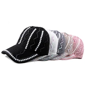 Détail de casquettes de baseball tricotées en plusieurs coloris avec perles et strass
