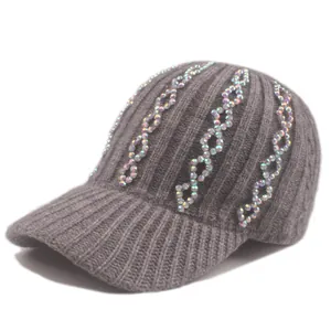 Detail der grauen Strick-Basecap mit schillernden Strass-Wellenmustern und Schirm