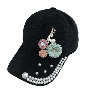 Casquette de baseball en peluche noire pour femme avec cerf blanc, fleurs et perles