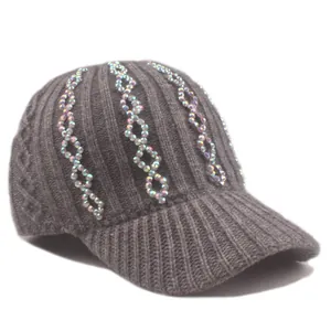 Detail der grauen Strickstruktur und des geometrischen Strassmusters der Baseballkappe