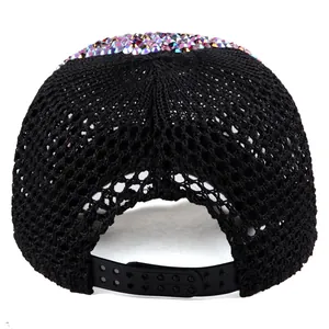 Cappellino da baseball in rete nera con strass colorati e chiusura regolabile