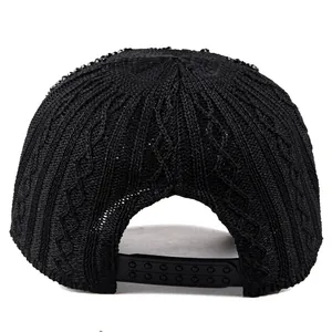 Vue arrière casquette de baseball noire en maille avec perles et fermeture snapback réglable