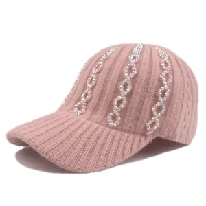Detailaufnahme der rosa Strickmütze mit vertikalem Rippmuster und funkelnden Strassketten