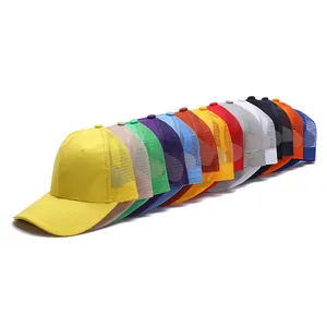 Dettaglio di cappellini trucker in rete colorata in varie tonalità con tessuto traspirante