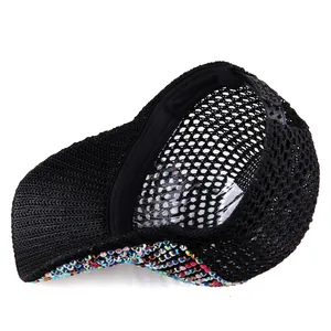 Dettaglio cappellino da baseball nero in rete con strass colorati e cinturino