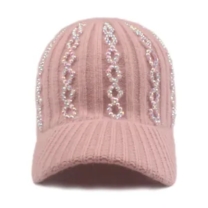 Nahaufnahme glitzernder Strasssteine auf einer rosa Strickmütze mit gerippter Textur