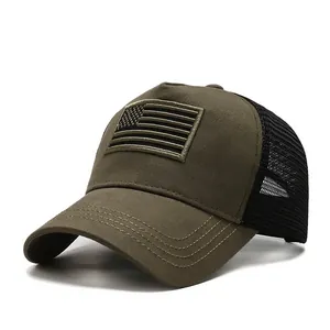 Detailansicht des US-Flaggen-Patches auf olivgrüner Mesh-Trucker-Cap mit verstärkten Nähten
