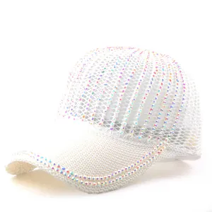 Dettaglio macro del cappello bianco a rete con decorazioni in strass colorati