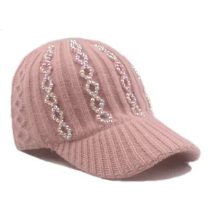 Detailansicht der rosa gestrickten Baseballkappe mit funkelnden vertikalen Strassketten