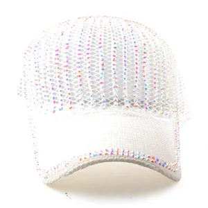 Dettaglio del cappellino bianco con strass colorati densi e finitura glitterata brillante
