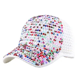 Berretto da baseball in rete bianca con strass colorati e design traspirante