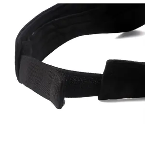 Λεπτομέρεια από το ρυθμιζόμενο λουράκι Velcro και το λάστιχο στο μαύρο καπέλο ηλίου