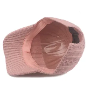 Innenansicht der rosa Zopfstrick-Schirmmütze mit verstellbarem Riemen und Futter