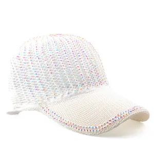 Dettaglio del cappello in rete bianca con strass iridescenti su corona e visiera
