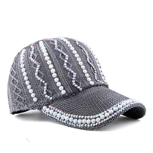 Gros plan détaillé de la casquette de baseball grise avec strass et perles incrustés