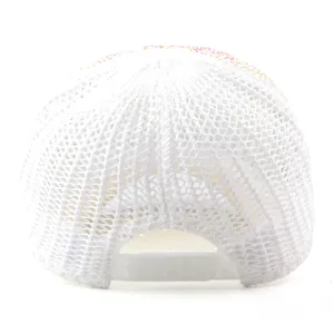 Vista posteriore del berretto bianco in maglia con tessuto mesh e chiusura snapback