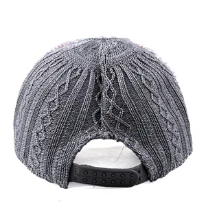 Détail de la casquette queue de cheval grise en maille avec sangle réglable et strass