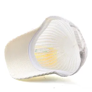 Dettaglio del cappellino da baseball bianco in mesh con trama traspirante e cinturino regolabile