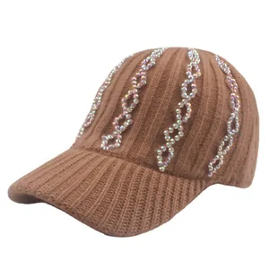 Braune gerippte Strick-Baseballkappe für Damen mit funkelnden Strass-Wellen-Verzierungen