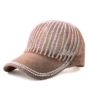 Dettaglio del cappellino a maglia marrone scuro con strass AB iridescenti lucidi