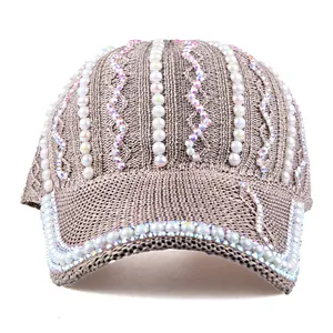Vue détaillée de la casquette filet ornée de perles de luxe et de strass scintillants