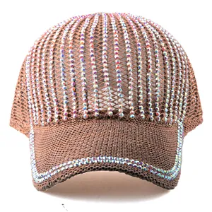 Berretto da baseball marrone in maglia da donna con strass e design traforato