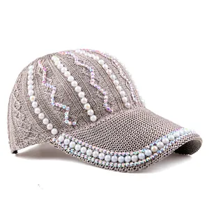 Vue détaillée de la casquette tricotée champagne avec perles élégantes et strass brillants