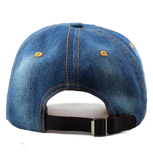 Vista posteriore del berretto in denim lavato con cuciture arancioni e cinturino in pelle