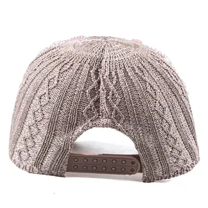 Détail de la casquette soleil café en résille avec motifs en tricot et attache arrière