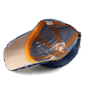 Dettaglio dell'interno del cappello in cotone con fodera arancione e cinturino in pelle