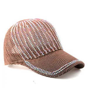 Berretto da baseball marrone in maglia con strass colorati e decorazioni sulla visiera
