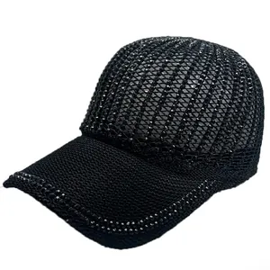 Dettaglio del cappellino nero di lusso con strass scintillanti e decorazioni di perline