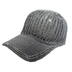 Dettaglio cappellino grigio in maglia con strass scintillanti e trama traforata traspirante