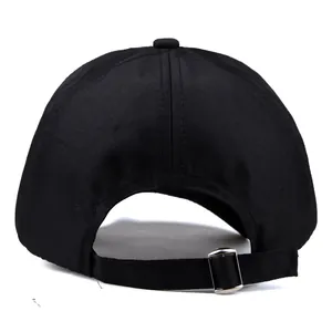 Vue arrière de la casquette de baseball en coton noir avec boucle en métal argenté