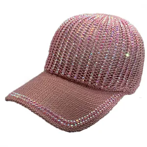 Dettaglio degli strass sulla corona e visiera del cappellino baseball a maglia viola