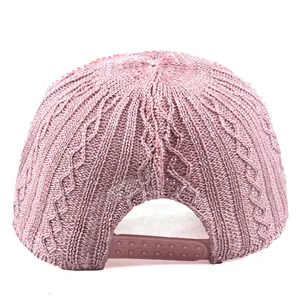 Détail de la fermeture snapback réglable sur la casquette en maille rose avec paillettes